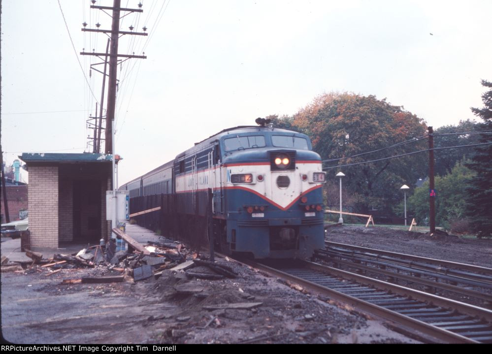 LI 604 passing the destruction of the old station.